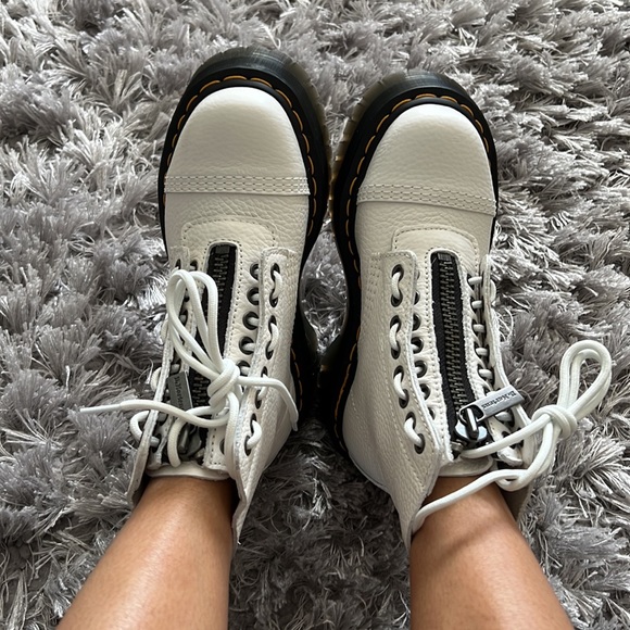 BNWB White Dr. Martens Sinclair Boots - Picture 7 of 14